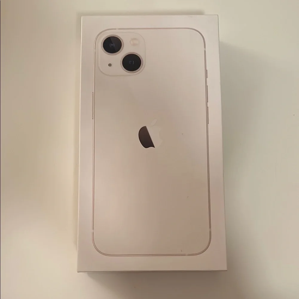 Apple iPhone 13 in Starlight
